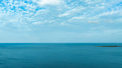 Obraz premium Nature of the ocean and blue sky Summer with sunshine, sandy beaches, clear blue waters sparkling against the blue sky. on an island with good ecology and environment Background for summer vacation