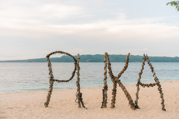 Obraz premium boracay Island, Philippines - 2 may 2025 tourists on white beach Puka Shell