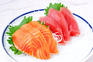 刺身 - 新鮮なお刺身の二種盛り（まぐろとサーモン）
