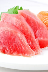 刺身 - 新鮮なお刺身の二種盛り（まぐろとサーモン）
