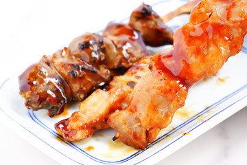 焼き鳥 - おいしそうな焼き鳥の盛り合わせ（ネギマ、もも、レバー）
