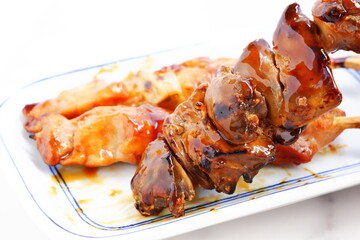 焼き鳥 - おいしそうな焼き鳥の盛り合わせ（ネギマ、もも、レバー）
