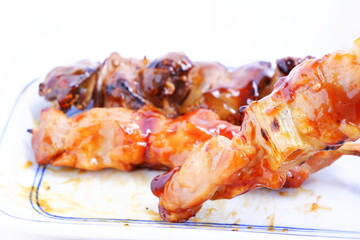 焼き鳥 - おいしそうな焼き鳥の盛り合わせ（ネギマ、もも、レバー）
