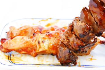 焼き鳥 - おいしそうな焼き鳥の盛り合わせ（ネギマ、もも、レバー）
