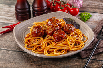 Meatballs with tomato sauce and spaghetti