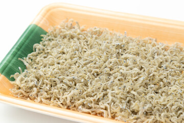 プラスチックトレーに入ったちりめんじゃこ　白バック