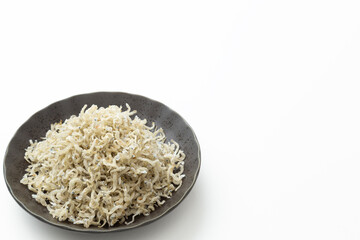 皿に盛られたちりめんじゃこ　白バック