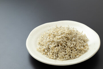 ちりめんじゃこ　黒背景