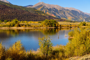 Naklejka premium The beauty of Twin Lakes under crisp blue skies and soft, rolling clouds., Fall in Colorado