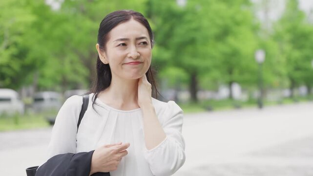 屋外で暑い女性