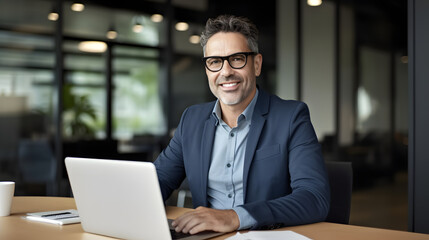 Obraz premium businessman working on laptop