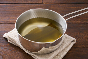 昆布出汁｜雪平鍋で昆布を戻している出汁の準備工程