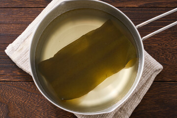 昆布出汁｜雪平鍋で昆布を戻している出汁の準備工程