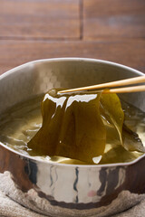 昆布出汁｜雪平鍋で昆布を戻している出汁の準備工程