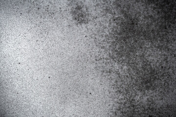 白背景に黒のスプレーペイント