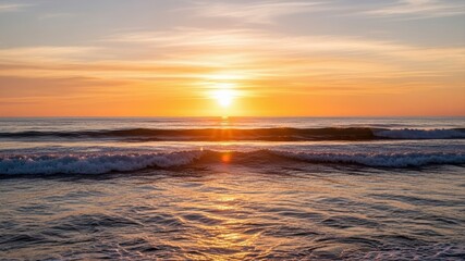 Obraz premium Serene sunset over tranquil ocean waves.