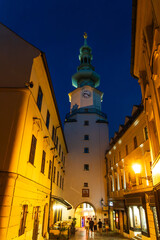 Nachtaufnahme des Michaelertors (Michalská brána) in Bratislava, Slowakei