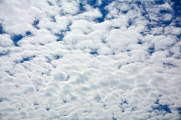 niebieskie niebo z białymi, puszystymi chmurami, tło z błekitnym niebem i delikatnymi chmurami, blue sky with white fluffy clouds, background with blue sky with white clouds © kateej