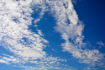niebieskie niebo z białymi, puszystymi chmurami, tło z błekitnym niebem i delikatnymi chmurami, blue sky with white fluffy clouds, background with blue sky with white clouds © kateej