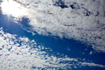 niebieskie niebo z białymi, puszystymi chmurami, tło z błekitnym niebem i delikatnymi chmurami, miejsce na tekst, blue sky with white clouds, background with blue sky and white clouds,  space for text © kateej