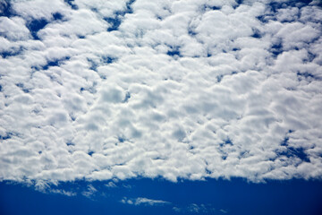 niebieskie niebo z białymi, puszystymi chmurami, tło z błekitnym niebem i delikatnymi chmurami, blue sky with white fluffy clouds, background with blue sky with white clouds © kateej