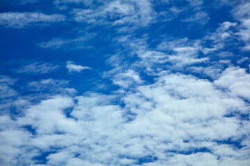 niebieskie niebo z białymi, puszystymi chmurami, tło z błekitnym niebem i delikatnymi chmurami, miejsce na tekst, blue sky with white clouds, background with blue sky and white clouds,  space for text © kateej