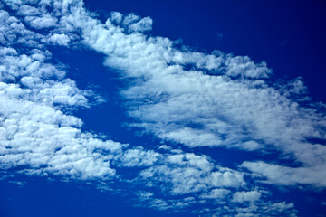 niebieskie niebo z białymi, puszystymi chmurami, tło z błekitnym niebem i delikatnymi chmurami, miejsce na tekst, blue sky with white clouds, background with blue sky and white clouds,  space for text © kateej