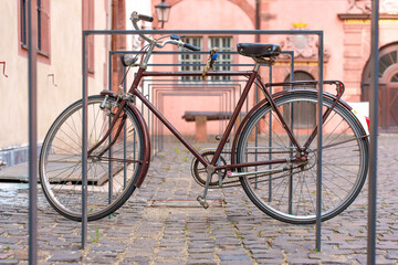 Obraz premium Vintage Bicycle Parked in Historic Darmstadt Courtyard