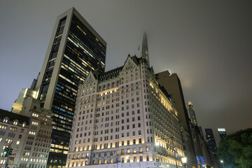 Plakat Nighttime view of 59th Street skyline in Manhattan with towering buildings and glowing windows