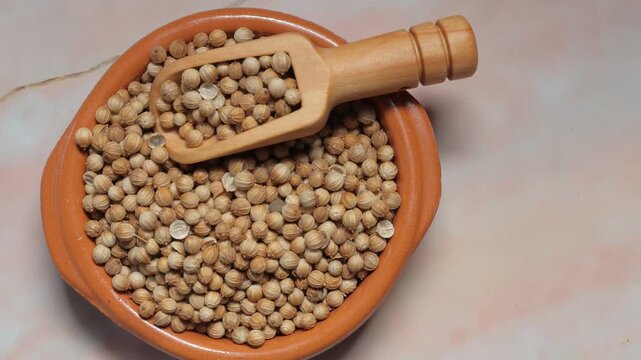 semillas de cilandro bol ceramico cuchara madera