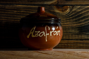 tarros de especias hechos de barro con fondo de madera oscuro