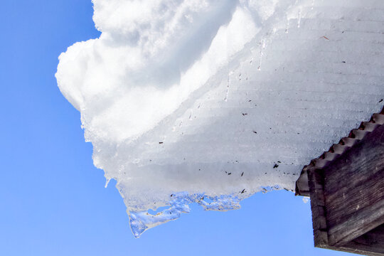 晴れた青い空と屋根に積もった雪の風景
