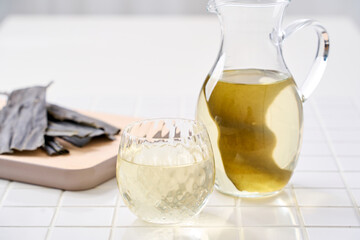 昆布水｜グラスに注がれた昆布出汁と乾燥昆布