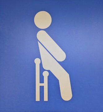 S&iacute;mbolo informativo de zona de asientos especiales en and&eacute;n del metro, con silueta minimalista de persona sentada en fondo azul 