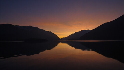 Obraz premium sunset over the lake