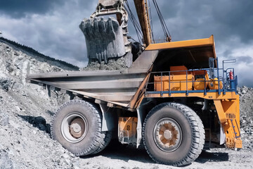 Loading of crushed stone with an excavator bucket into the body