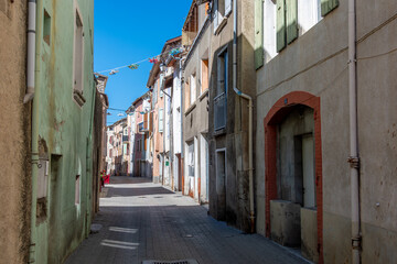 Vieilles maisons traditionnelles avec des façades et des volets colorés, dans une rue étroite de Veynes, France, ville du département français des Hautes-Alpes, en région Provence-Alpes-Côte d'Azur