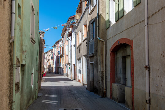 Fototapeta Vieilles maisons traditionnelles avec des façades et des volets colorés, dans une rue étroite de Veynes, France, ville du département français des Hautes-Alpes, en région Provence-Alpes-Côte d'Azur