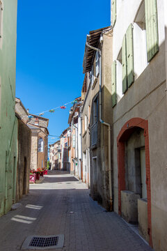 Fototapeta Vieilles maisons traditionnelles avec des façades et des volets colorés, dans une rue étroite de Veynes, France, ville du département français des Hautes-Alpes, en région Provence-Alpes-Côte d'Azur