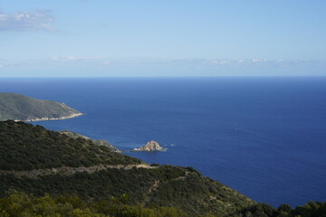 PANORAMA CON UN BEL MARE AZZURRO