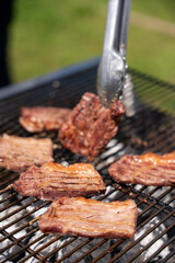 炭火で焼く美味しい肉