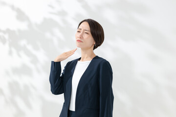 暑がるビジネスウーマン