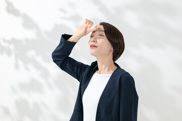 暑がるビジネスウーマン