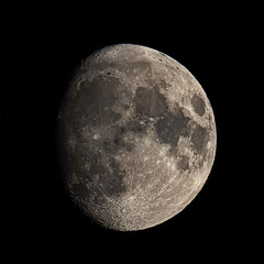 Vision presque complète de la lune avec ses cratères et ses mers