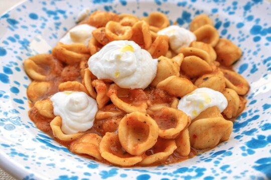 martina franca, italien - traditionelles pastagericht orecchiette in apulien