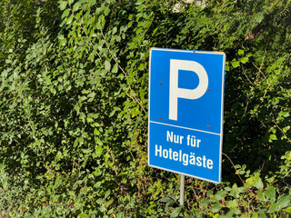 Schild Parkplatz für für Gäste