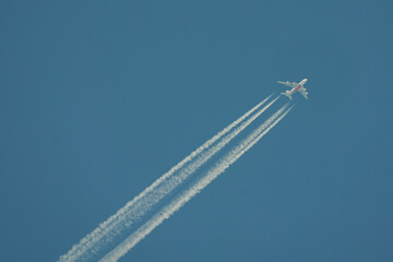 Passagier Flugzeug zieht Kondensstreifen