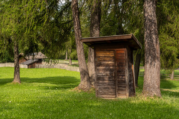 Kleines Holzhaus im Wald – Ein stilles Örtchen auf dem Salten in Südtirol
