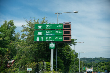 夏の高速道路と標識