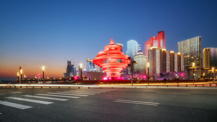 Fototapeta premium Qingdao May Fourth Square Evening View with Illuminated Landmark